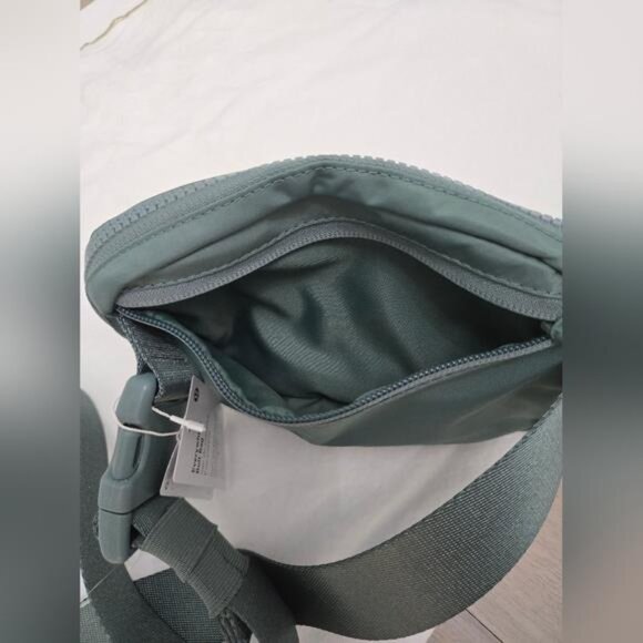 New Lululemon 1L Everywhere Belt Bag - Picture 6 of 7